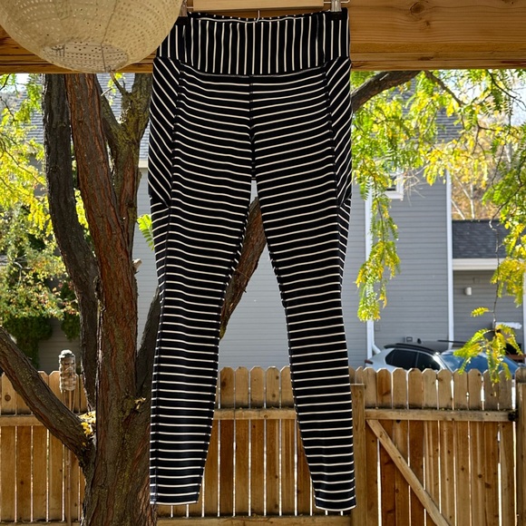 Athleta Navy White Striped Contender 7/8 Leggings Tights small - Picture 6 of 17